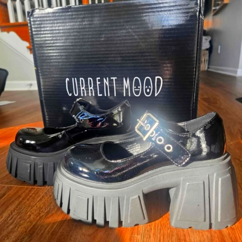 Current Mood "Radiant Rendezvous" Maryjane Platform